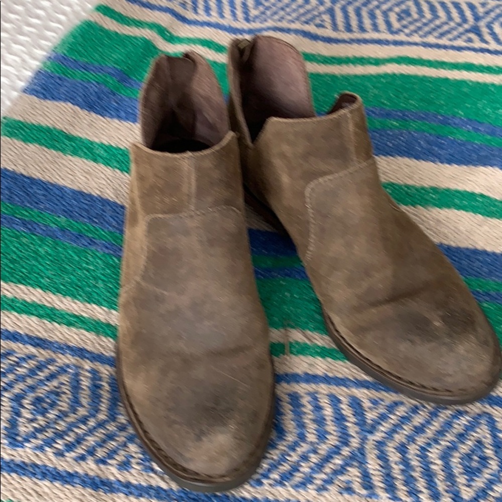 Born “Kerry” booties suede